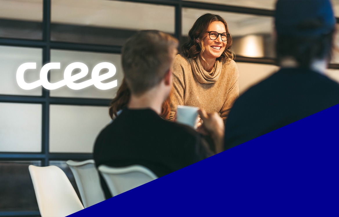 mulher de óculos e cabelo curto a frente de uma reunião