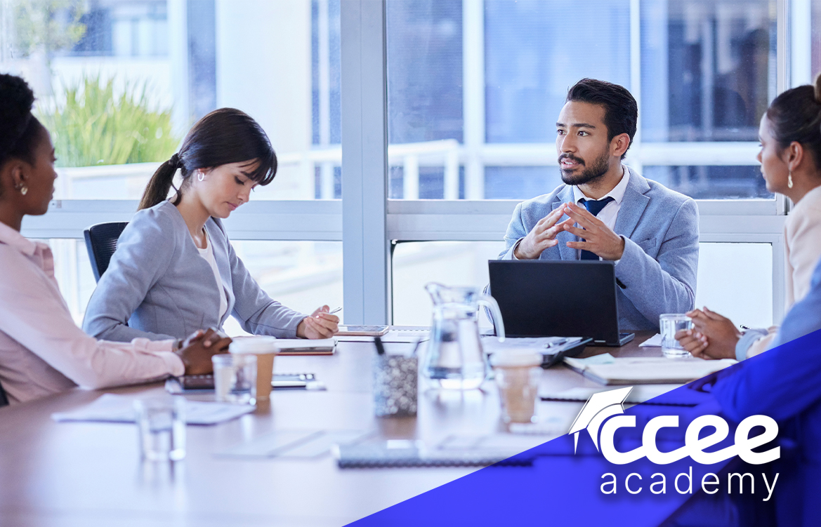 pessoas em volta da mesa