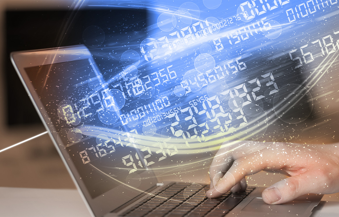 Montagem mostra um notebook aberto, do qual se projetam hologramas representando números