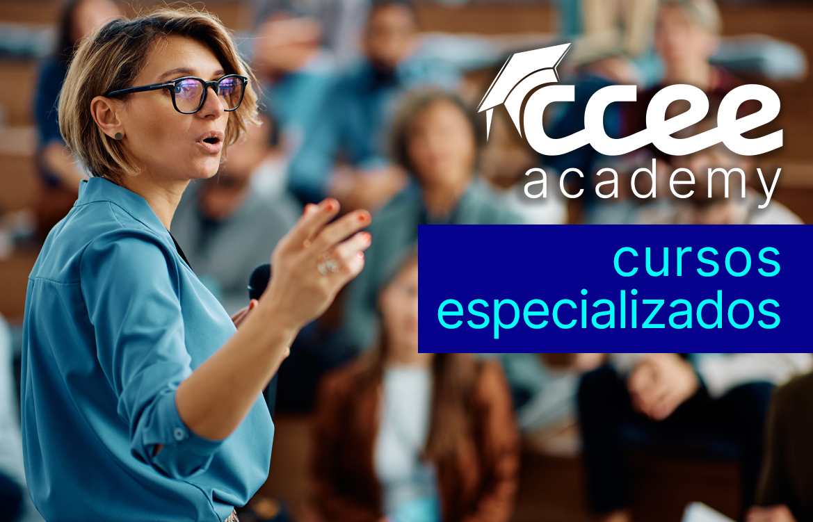 mulher ministrando palestra