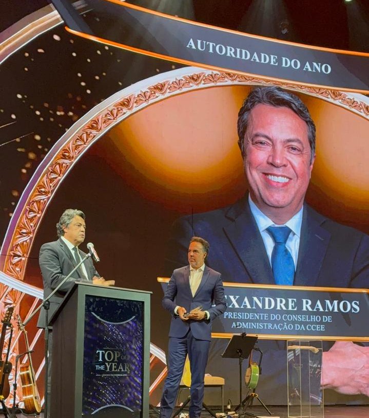 Alexandre Ramos discursa com o prêmio de Autoridade do ANo