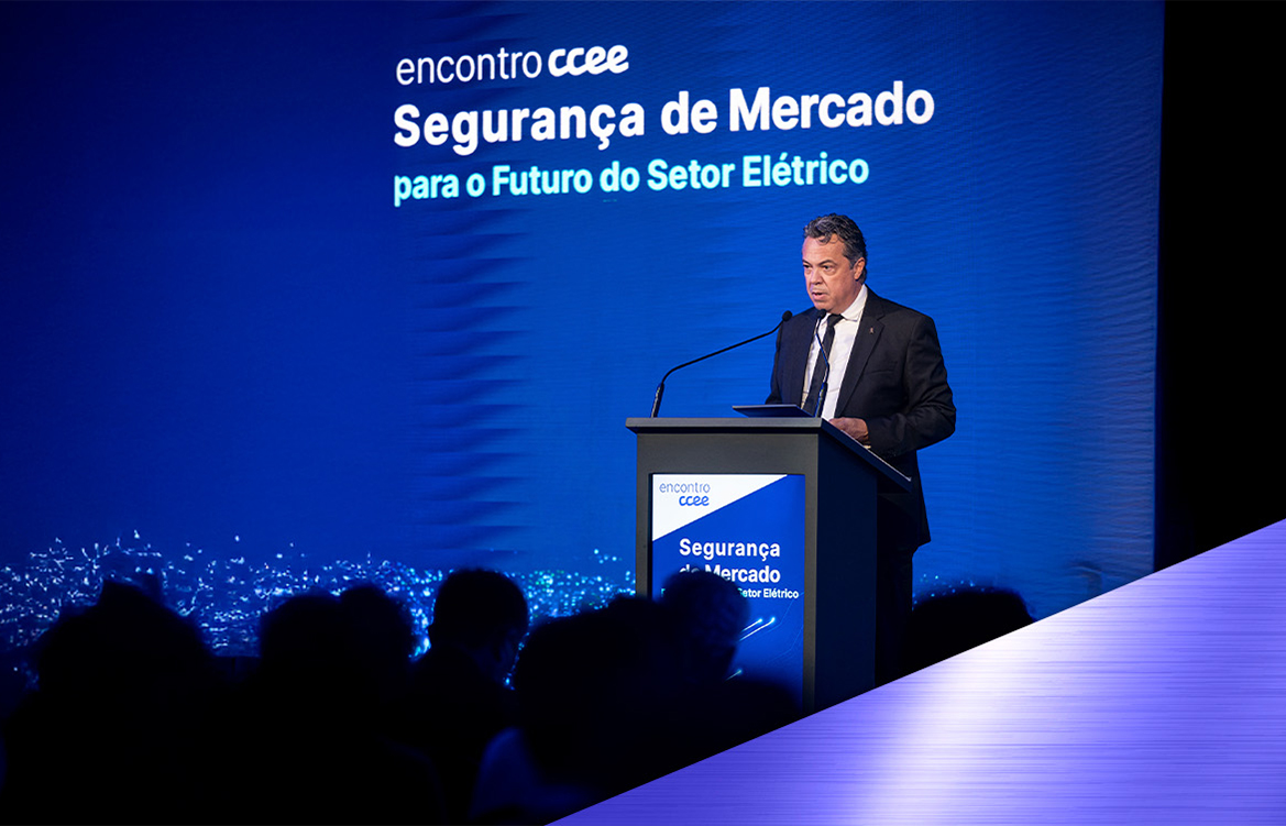 O diretor-presidente da CCEE, Alexandre Ramos, em púlpito, no evento de segurança do mercado