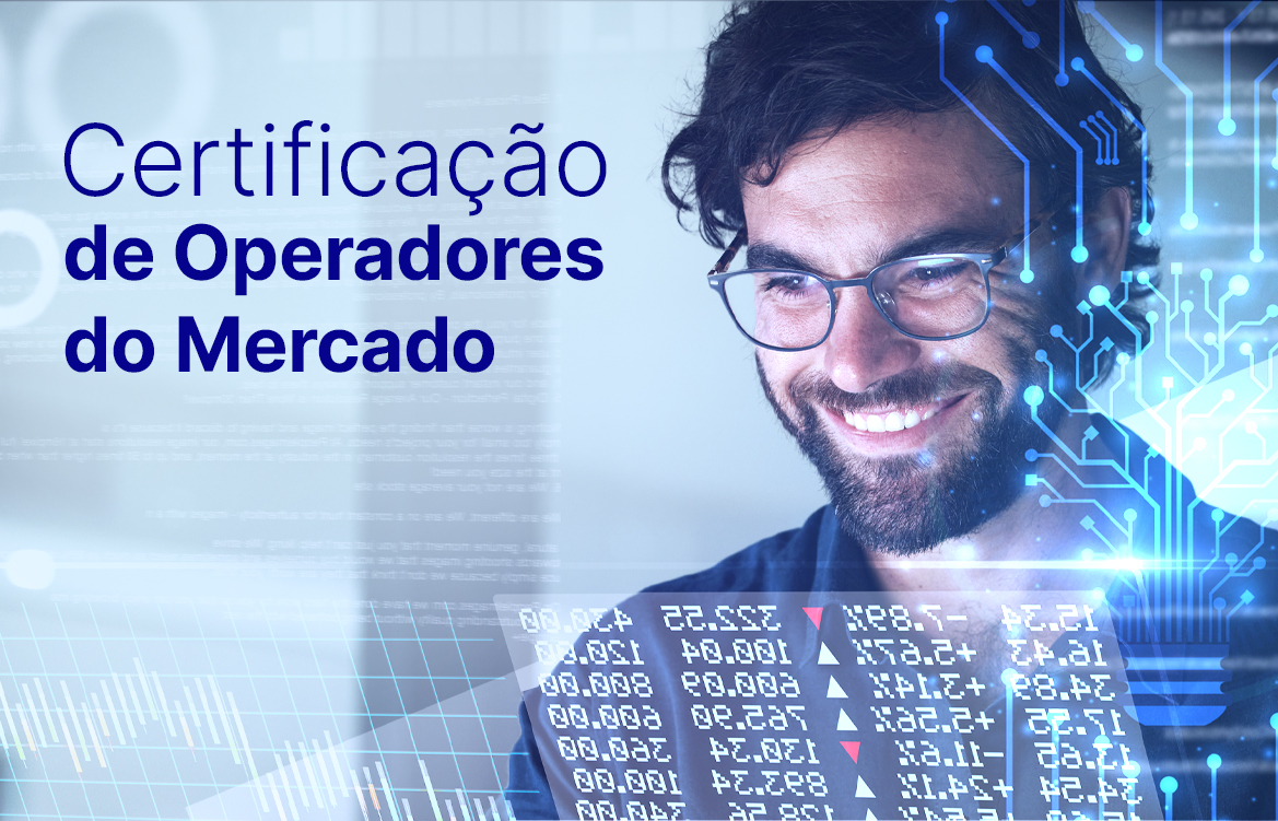 A imagem mostra um homem sorrindo