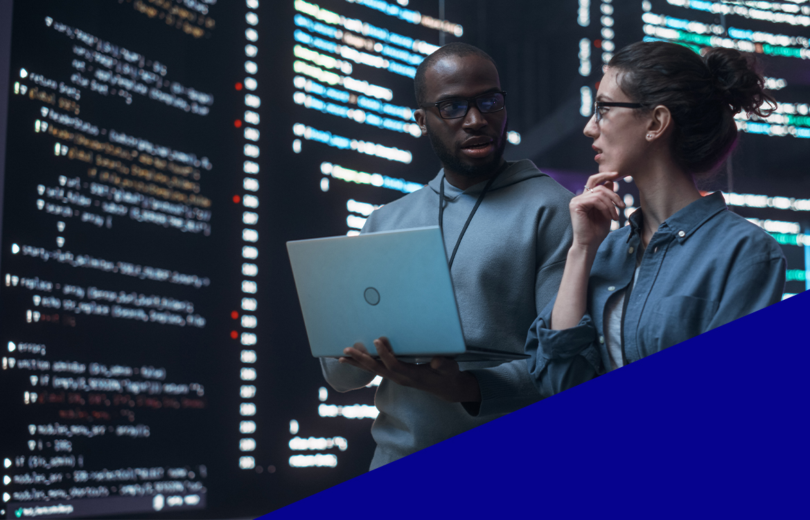 duas pessoas com computador, e painel de dados.
