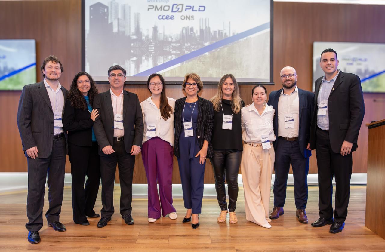 Os times técnicos da CCEE e do ONS responsáveis pelo Workshop PMO/PLD posam para foto após a realização do evento