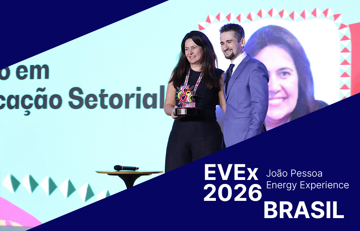 flavia recebendo prêmio