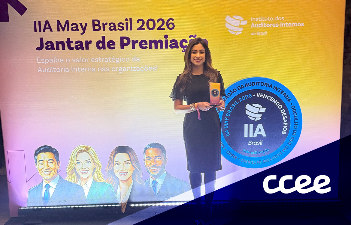 Mulher em frente ao painel de evento IIA May