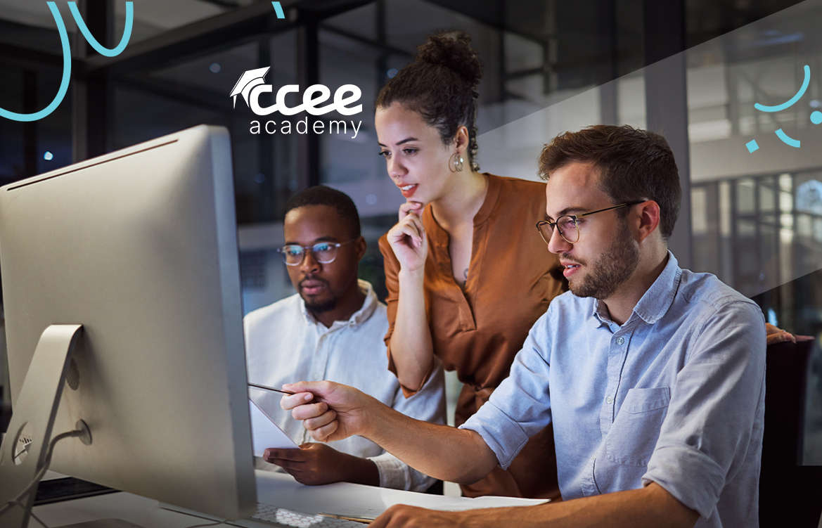 pessoas na frente do computador