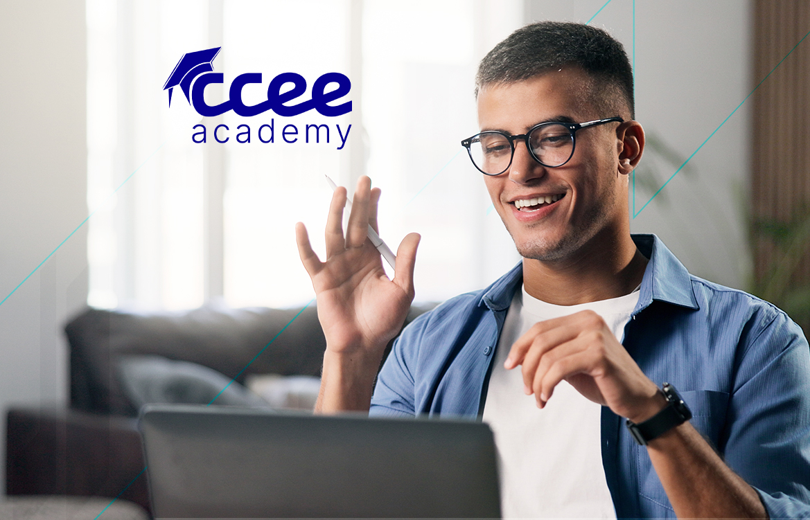homem em frente ao computador. 