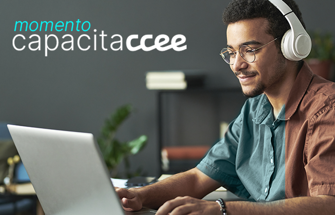 A imagem mostra um homem em frente ao seu notebook
