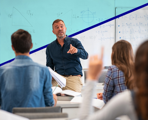 professor em sala de aula com alunos