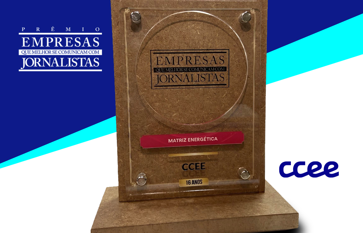 A imagem mostra o troféu do Prêmio Empresas que Melhor se Comunicam com Jornalistas, que consiste em uma placa de madeira, sobreposta por um acrílico transparente, no qual se lê o nome da CCEE, o destaque da categoria
