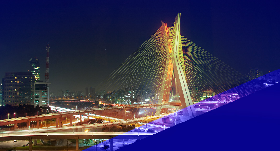 ponte estaiada de são paulo a noite.